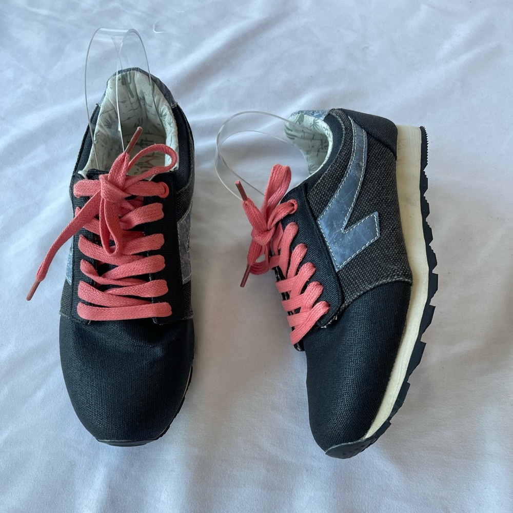 MOVMT The People’s Movement Sneakers Women’s Size 9/Men's 7